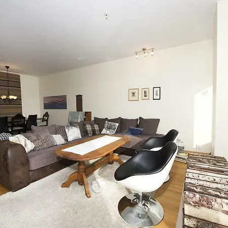 Big Apt In - Sleeps 8-10 - Pro Managed *