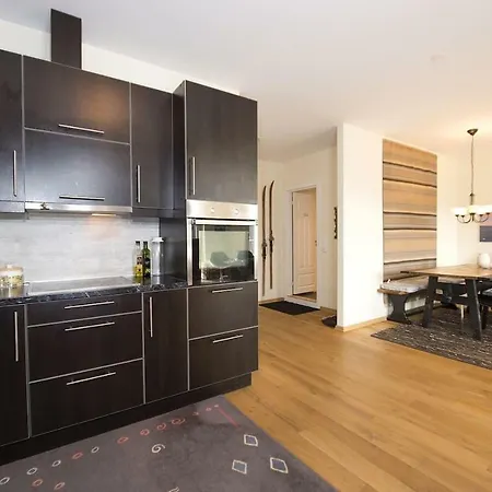 Big Apt In - Sleeps 8-10 - Pro Managed גיילו