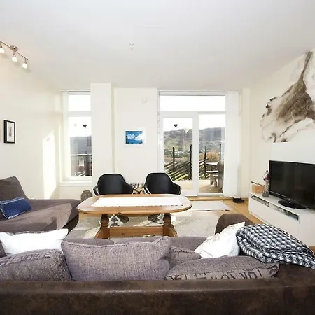 Big Apt In - Sleeps 8-10 - Pro Managed